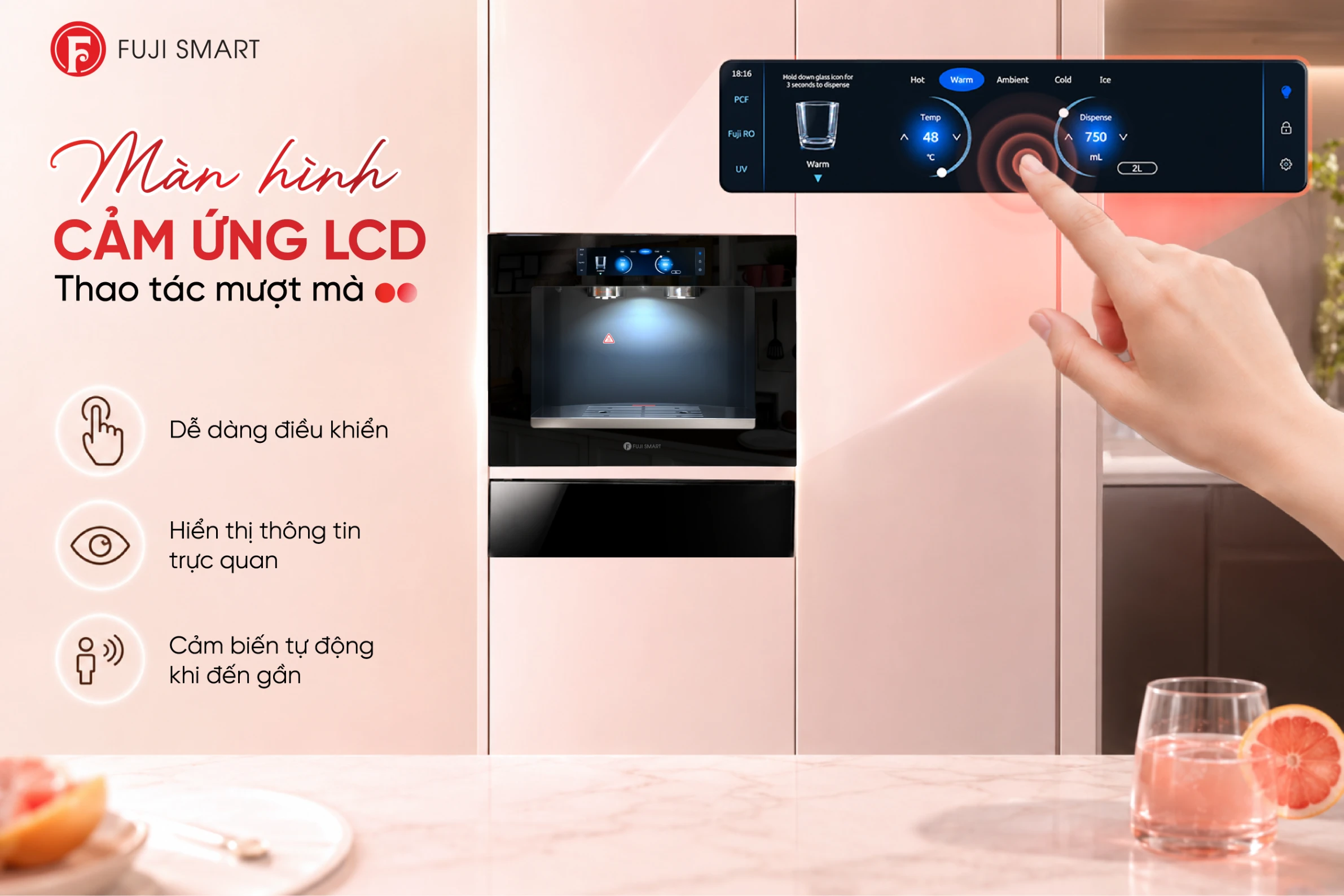 Giao diện được bao phủ bởi mặt kính đen liền khối sang trọng, cùng màn hình cảm ứng LCD với độ tương phản cao, sắc nét đến từng pixel